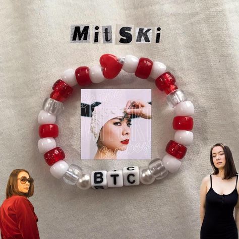 Mitski Bracelet Ideas, Mitski Bracelet, Music Inspired Jewelry, Pulseras Kandi, Kandi Cuff Patterns, Kandi Inspo, Diy Kandi Bracelets, Pony Bead Bracelets, Diy Kandi