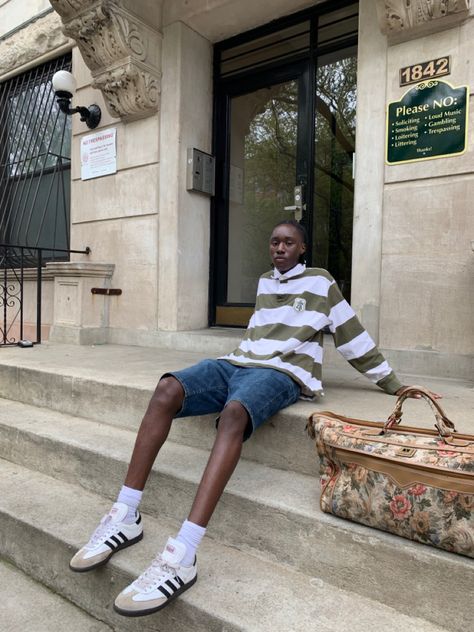 A a staircase outfit picture leaned back using my hands for support, looking into the camera. Wearing a green and white striped rugby collard shirt, white adidas sambas, blue jean shorts, and a beige floral bag with green flowers sitting to the side of me. White Samba Adidas Outfit, Adidas Samba Outfit Mens, Running Shoes Outfit Men, Gray Shoes Outfit, Outfit Herren, Adidas Outfit Men, Samba Adidas Outfit, Red Shoes Outfit, Adidas Samba White