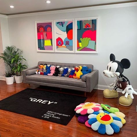 Saturday morning vibes!! Doesnt this look like the perfect room to kickoff the weekend with a cup of coffee alone in thought or some Saturday morning cartoons with the kids ?! What would you do in a room like this ??   : @grailboxes      @kaws @uniqlo @uniqlousa @takashipom @murakami_archive @cote_escriva @virgilabloh @ikeausa @off____white @sesamestreet @kaws_archive @leagueoto @forthekaws  #Kaws #KawsOne #KawsArt #KawsCompanion #KawsBFF #KawsPlush #SesameStreet #Elmo #BigBird #CookieMonster #B Sneakerhead Room, Hypebeast Room, Chill Room, Apartment Living Room Design, Dream Apartment Decor, Future Apartment Decor, Cute Bedroom Decor, Apartment Decor Inspiration, Room Makeover Bedroom