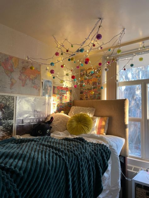 super cute college dorm inspiration!!!!! #aesthetic #poster #college #collegelife #dorm #dormdecor #life #lifestyle #collegegirl #collegedormrooms #dormroomideas #dormroomdesigns #fairylight Dorm Room Eclectic, Day Bed Dorm Room, Eclectic Dorm Room Ideas, Coolest Dorm Rooms, Dorm With Fairy Lights, Dorm Door Aesthetic, College Dorm Room Ideas Decorations, Space Dorm Room Theme, Dorm Ceiling Decor