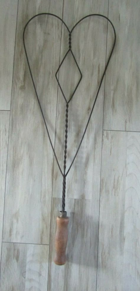 Vintage Primitive Wire Rug Beater 26" Household Wall Hanging Antique Décor | eBay Rustic Laundry Room Decor, Decorating With Antiques, Primitive House Decorations, Nostalgic Decor, Rug Beater, Crystal Glassware Antiques, Antique Knowledge, Rustic Laundry, Vintage Laundry Room Decor