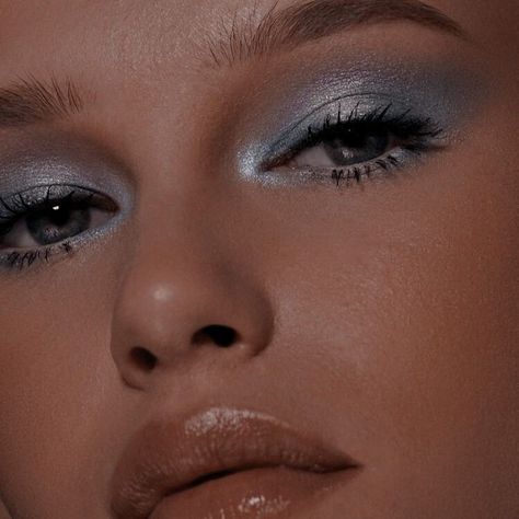 Makeup With Eyeshadow, Silver Eyeshadow Looks, Winter Eye Makeup, Grad Makeup, Blue Eyeshadow Makeup, Prom Makeup For Brown Eyes, Prom Makeup Ideas, Applying Eyeshadow, Silver Eye Makeup