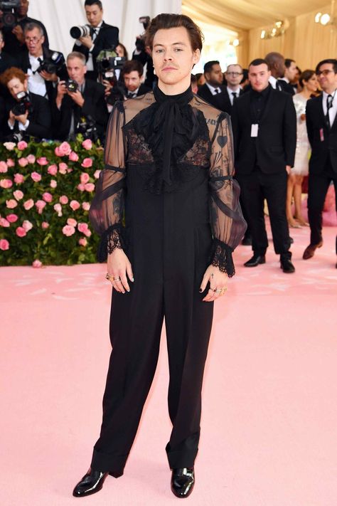 Met Gala 2019 Pink Carpet: Every Menswear Look You Need to See Harry Styles Best Outfits, Harry Styles Met Gala, Tattoo Wallpaper, Harry Outfits, Sheer Jumpsuit, Met Gala Outfits, Harry Styles Outfit, Met Gala Dresses, Gala Outfit