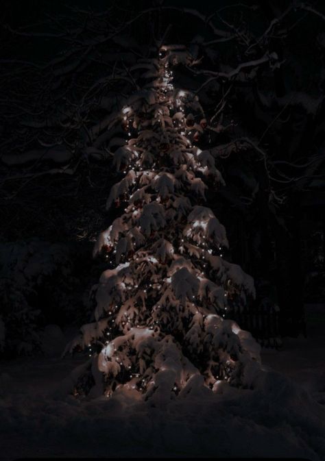 Winter Lockscreens Aesthetic Dark, Dark Christmas Wallpaper Iphone, Grunge Christmas Wallpaper, Grunge Christmas Aesthetic, Christmas Aesthetic Dark, Christmas Dark Aesthetic, Dark Winter Aesthetic Wallpaper, Christmas Wallpaper Dark, Dark Christmas Aesthetic Wallpaper