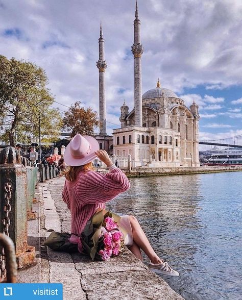 Istanbul Places To Visit, Turkey Honeymoon, Pink Mosque, Istanbul Travel Guide, Turkey Fashion, The Best Aesthetic, Istanbul Turkey Photography, Tourism Services, Travel Pose