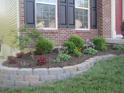 Others. This wall and landscaping lost value and invitation to this nice home. Retaining wall, landscaping. Sloped Front Yard, Small Retaining Wall, Yard Stones, Garden Front Of House, Front Yards Curb Appeal, Small Front Yard Landscaping, Fencing Ideas, Landscaping Retaining Walls, Small Front Yard