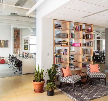 Spaces We Love: Refinery29’s New York Office - Hughes Marino San Diego Open Office Design, Coworking Space Design, Startup Office, Cool Office Space, Modern Office Space, New York Office, Coworking Office, City Office, Office Space Design