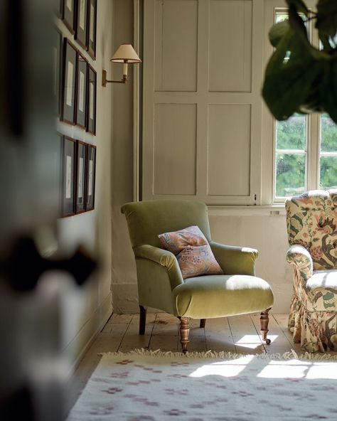 Green bedroom reading nook Green Bedroom Ideas, Olive Velvet, Bedroom Tips, Shelving Accessories, Bright Rooms, Green Bedroom, English Reading, Reading Chair, Blue Color Schemes