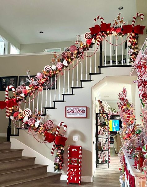 Valentines Decorations Diy, Christmas Banister, Christmas Stairs, Gingerbread Christmas Tree, Christmas Staircase, Gingerbread Christmas Decor, Christmas Tree Decorating Themes, Peppermint Christmas, Diy Valentines Decorations