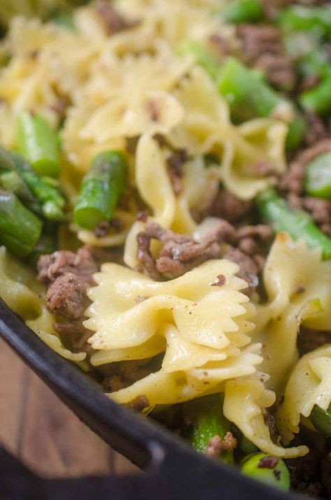 This Beef & Asparagus Pasta Toss is loaded with ground beef, asparagus, shallots and garlic. It's quick, easy and the whole family will love it! Ground Beef Asparagus, Skillet Asparagus, Beef And Asparagus, Asparagus Pasta Recipes, Asparagus Pasta Salad, Beef Food Recipes, Pasta Food Recipes, Asparagus Recipes, Asparagus Pasta