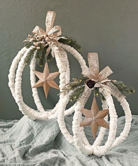 Easy Christmas Decorations Diy, Oversized Christmas Ornaments, Best Christmas Crafts, Hoop Ornaments, Oversized Ornaments, Large Christmas Ornaments, Traditional Christmas Cards, Christmas Crafts For Adults, Easy Christmas Decorations