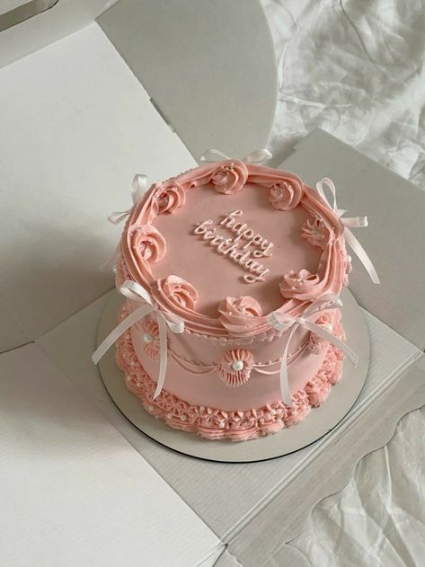 Sweet 16 Bento Cake, Coquette Cake Design, Coquette Cake Birthday Pink, Coquette Bento Cake, Couqutte Cake, Coquette Cake Ideas, Coquette Cake Birthday, Bento Cake Cute, White And Pink Birthday Cake