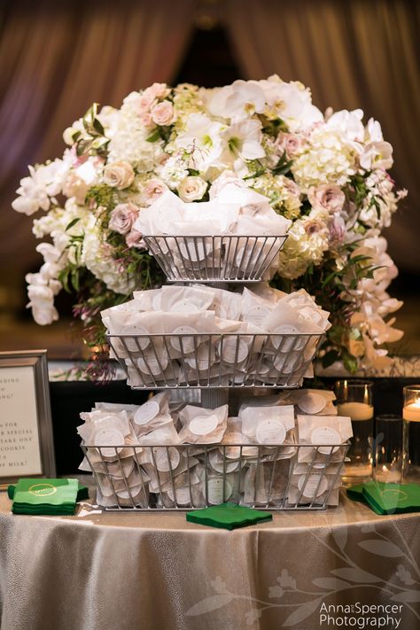 Cookie Favor Display, Wedding Favor Display Table, How To Display Cookies At A Wedding, Wedding Favor Table Display Ideas, Wedding Cookie Display Ideas, Wedding Favor Display Ideas, Favors Table Display, Cookie Display Wedding, Wedding Favor Table Display