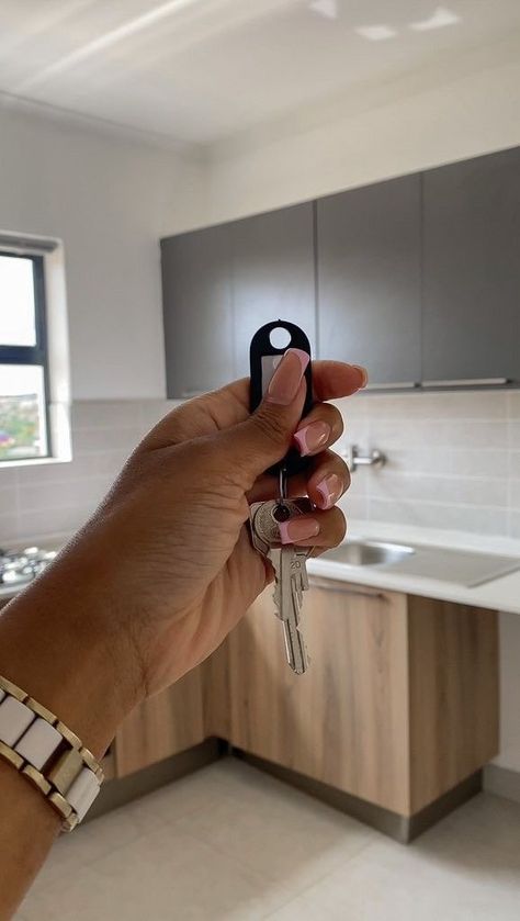 Holding Apartment Keys, Holding Keys To Apartment, New House Keys Aesthetic, Buying First Home, Vision Board Images, Apartment Goals, Vision Board Photos, Vision Board Pictures, Dream Vision Board