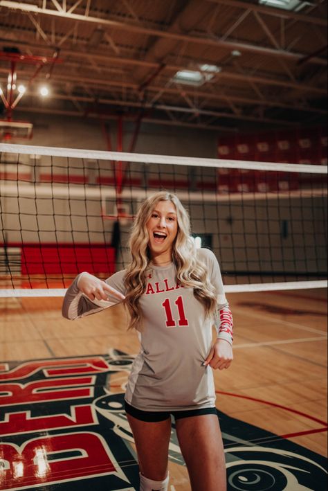 Senior Picture Ideas Volleyball, Volleyball Banners, Senior Sports Photography, Basketball Pictures Poses, Sports Photoshoot, Cute Senior Pictures, Volleyball Photography, Volleyball Posters, Volleyball Senior Pictures