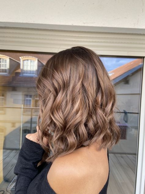 Light Brown Short Hair Balayage, Spring Hair Balayage, Light Brown Hair Balayage Short, Light Brown Hair On Short Hair, Caramel Hair Blue Eyes, Cacao Hair Color, Short Light Brown Hair Color Ideas, Almond Honey Hair, Light Brunette Balayage Hair Short