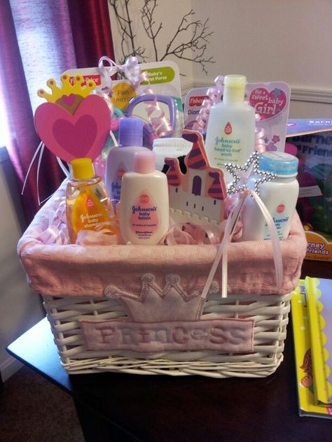 The gift basket I made for my sister to welcome her baby! Baby Gift Packing Ideas, Baby Basket Gift Ideas, Baby Gift Basket Ideas, Girl Gift Baskets, Baby Shower Baskets, Baby Basket, Baby Shower Gift Basket, Diy Baby Shower Gifts