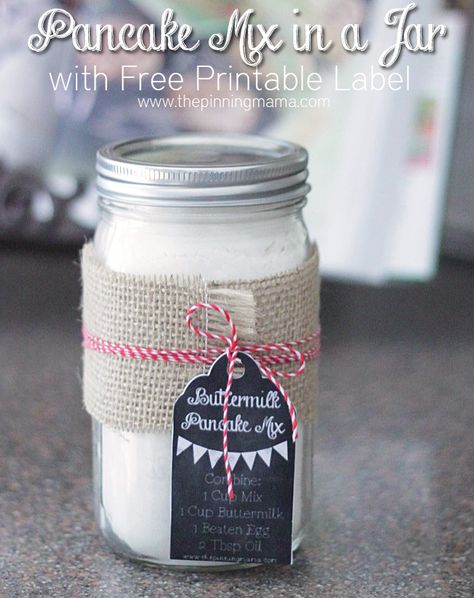 Pancake Mix in a Jar - A gift that is equally EASY and THOUGHTFUL! Pancakes In A Jar, Pancake Mix In A Jar, Jar Food Gifts, Christmas Jar Gifts, Gifts In A Jar, Mix In A Jar, Diy Food Gifts, Mason Jar Meals, Free Printable Gift Tags