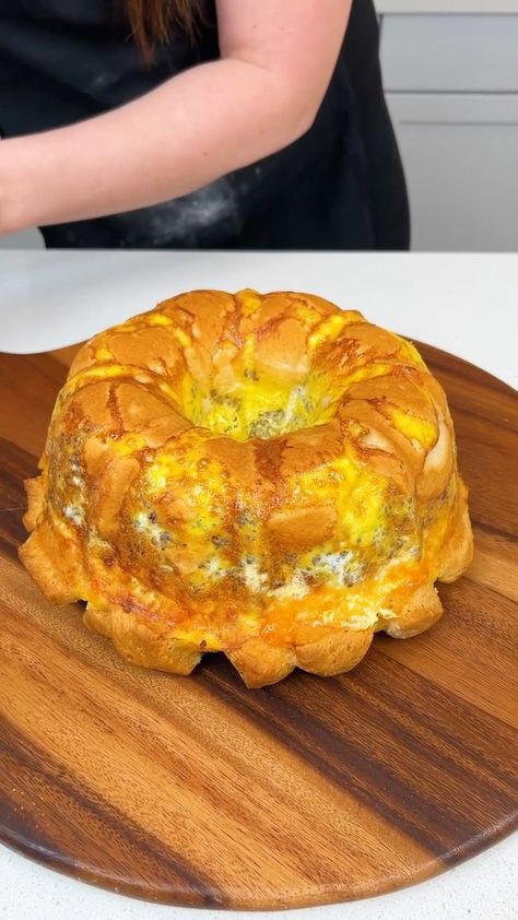 Easter Breakfast Bundt Cake | bacon, breakfast, egg, bundt cake | Easter Breakfast Bundt Cake Have the best Easter breakfast with biscuits, bacon, eggs and cheese in a Bundt Cake Pan! This video was produced by Kiera... | By Kiera J | Facebook | Okay? I just took one can of the grand's buttermilk biscuits and cut it in the fourth. I went ahead and grounded some sausage and this is just some mild pork sausage and I'm going to just drench me a little layer right here on top of all those biscuits Breakfast Bundt Cake, Egg Biscuits, Breakfast Nachos, Cheesy Eggs, Breakfast Egg Casserole, Bacon Egg And Cheese, Easter Breakfast, Canned Biscuits, Bundt Cake Pan