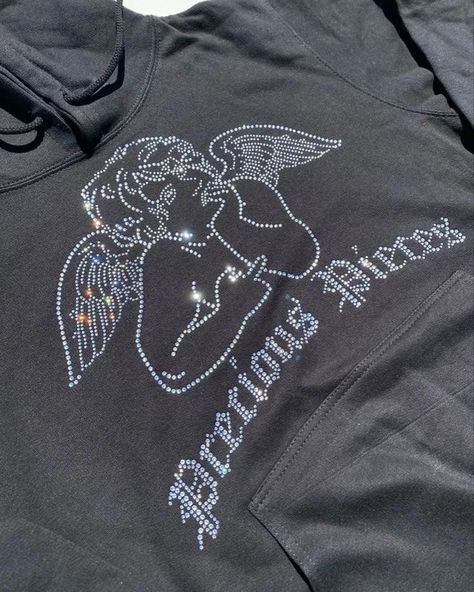 Custom made RHINESTONE Embedded Hoodie "𝗠𝗮𝗻𝘂𝗳𝗮𝗰𝘁𝘂𝗿𝗲𝗿 𝗮𝗻𝗱 𝗲𝘅𝗽𝗼𝗿𝘁𝗲𝗿" 𝐖𝐞 𝐩𝐫𝐨𝐯𝐢𝐝𝐞 𝐭𝐡𝐞 𝐟𝐚𝐜𝐢𝐥𝐢𝐭𝐲 𝐨𝐟 𝐟𝐮𝐥𝐥 𝐜𝐮𝐬𝐭𝐨𝐦𝐢𝐳𝐚𝐭𝐢𝐨𝐧 𝐚𝐧𝐝 𝐩𝐞𝐫𝐬𝐨𝐧𝐚𝐥𝐢𝐳𝐚𝐭𝐢𝐨𝐧 𝐰𝐢𝐭𝐡 𝐧𝐨 𝐜𝐨𝐦𝐩𝐫𝐨𝐦𝐢𝐬𝐞 𝐨𝐧 𝐬𝐭𝐢𝐭𝐜𝐡𝐢𝐧𝐠 𝐚𝐧𝐝 𝐟𝐚𝐛𝐫𝐢𝐜 𝐪𝐮𝐚𝐥𝐢𝐭𝐲. • 𝐀𝐯𝐚𝐢𝐥𝐚𝐛𝐥𝐞 𝐢𝐧 𝐚𝐥𝐥 𝐜𝐨𝐥𝐨𝐫 𝐚𝐧𝐝 𝐜𝐮𝐬𝐭𝐨𝐦 𝐬𝐢𝐳𝐞𝐬. • 𝐋𝐨𝐰 𝐌𝐎𝐐. • 𝐘𝐨𝐮𝐫 𝐨𝐰𝐧 𝐩𝐫𝐢𝐯𝐚𝐭𝐞 𝐥𝐚𝐛𝐞𝐥, 𝐥𝐨𝐠𝐨 & 𝐭𝐚𝐠𝐬. • 𝐒𝐞𝐜𝐮𝐫𝐞 𝐩𝐚𝐲𝐦𝐞𝐧𝐭. • 𝐅𝐚𝐬𝐭 𝐩𝐫𝐨𝐜𝐞𝐬𝐬𝐢𝐧𝐠 𝐚𝐧𝐝 𝐝𝐞𝐥𝐢𝐯𝐞𝐫𝐲. 📥 𝐃𝐌 𝐟𝐨𝐫 𝐦𝐨𝐫𝐞 𝐝𝐞𝐭𝐚𝐢𝐥𝐬....... #hoodie #fashion #hoodies #hoodieseason #instagood #style #hoodieseason #print #hoodiefashion #rhinestones #clothingmanufacturing... Rhinestone Tshirt Designs, Bedazzled Sweatshirt, Rhinestone Clothes, Rhinestone Sweatshirt, Rhinestone Tshirts, Rhinestone Outfit, Rhinestone Designs Pattern, Rhinestone Hoodie, Rhinestone Sweater