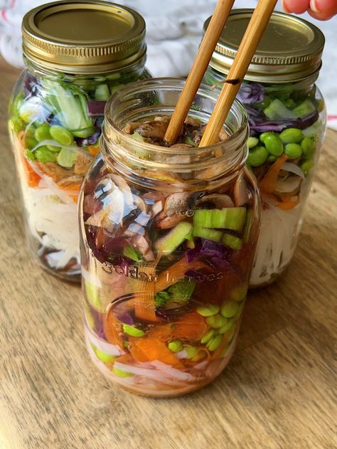 Vegan Mason Jar Soup, Healthy Instant Noodles Mason Jars, Vegan Mason Jar Meals, Mason Jar Instant Noodles, Jar Instant Noodles, Mason Jar Soup, Ramen Noodle Recipes Soup, Vegetarian Eating, Mason Jar Recipe