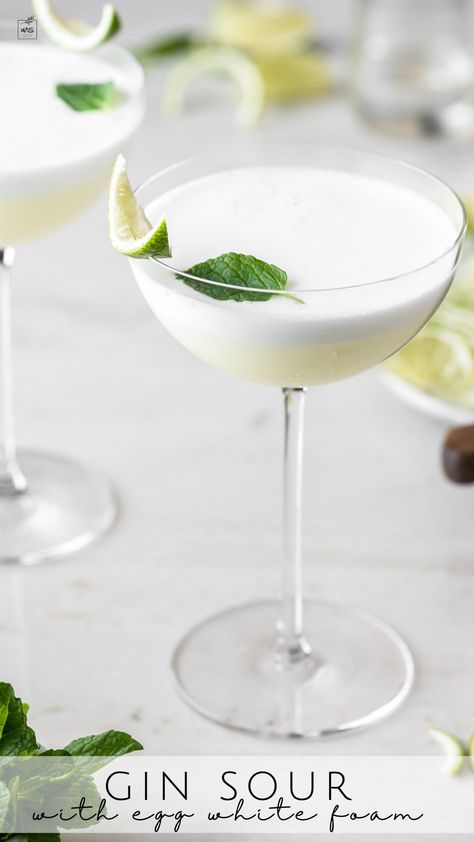 White Cocktail Recipe, Egg Foam Cocktail, Drinks With Egg Whites, Sour Cocktail Recipes, Lime Cocktails, Gin Gimlet Recipe, Gin Sour Cocktails, White Drinks Cocktails, White Cocktail