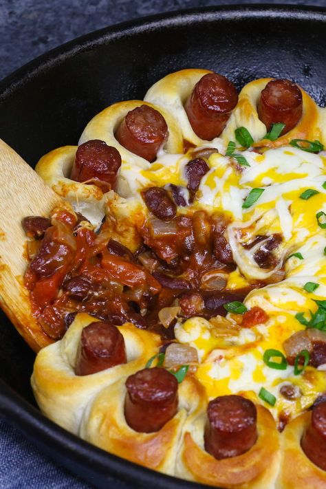 Report Bbq Chili Dog Skillet On Grill, Chili Dog Pizza, Chili Dog Skillet, Bbq Chili Dog Skillet, Leftover Hot Dogs, Easy Weeknight Meals Healthy, Creative Dinner Ideas, Bbq Chili, Hot Dog Casserole