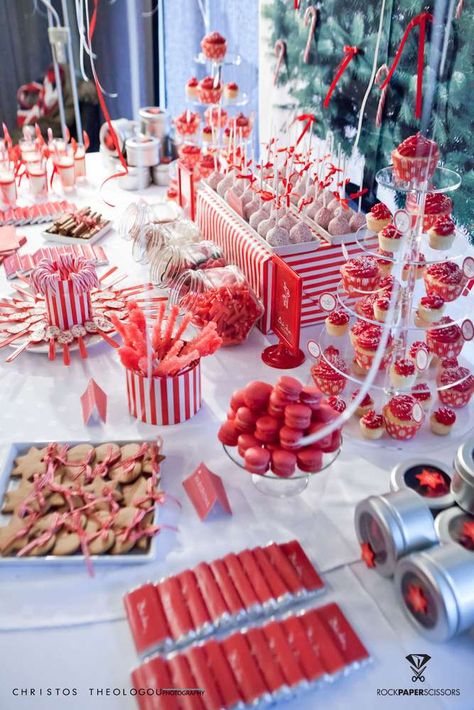 Christmas Party Sweets Table, Red And White Dessert Table, Christmas Baptism Ideas, Red Food Ideas Party, Red Candy Bar, Christmas Candy Table, Christmas Candy Bar, Christmas Party Ideas For Teens, Baptism Party Ideas