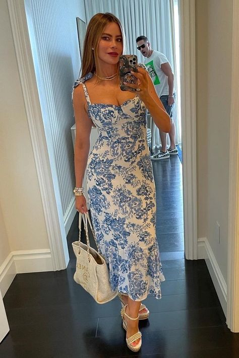 Sofia Vergara Dress, Sofia Vergara Style, Blue White Floral Dress, Sundress Blue, Chique Outfit, Joe Manganiello, Boho Midi Dress, Elegant Feminine, Boho Mini Dress