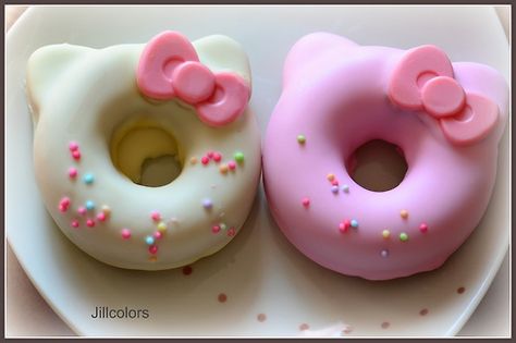 Hello Kitty donuts !! Hello Kitty Theme Party, Hello Kitty Birthday Cake, Hello Kitty Birthday Party, Kawaii Dessert, Hello Kitty Themes, Pink Things, Pink Donuts, Hello Kitty Cake, Cute Snacks