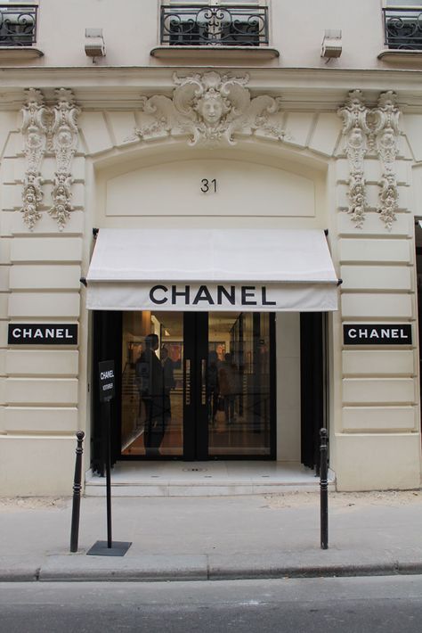 Chanel at 31, Rue Cambon 31 Rue Cambon, Boutique Hotel Paris, Chanel Art, Chanel Store, Carlo Scarpa, Paris Hotels, Chanel Paris, Store Front, Luxury Store