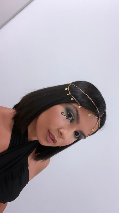 Egyptian Make Up, Bobs For Fine Hair, Egyptian Goddess Costume, Cleopatra Makeup, Cleopatra Halloween Costume, Make Up Halloween, Cleopatra Halloween, Look Halloween, Inspo Poses