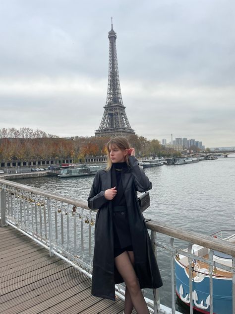 How To Pose In Paris, Girl In Paris Aesthetic, Paris Inspo Pictures, Paris Poses Photo Ideas, Paris Winter Aesthetic, Poses In Paris, Paris Vibes Aesthetic, Paris Aesthetic Outfit, Paris Aesthetic Fashion