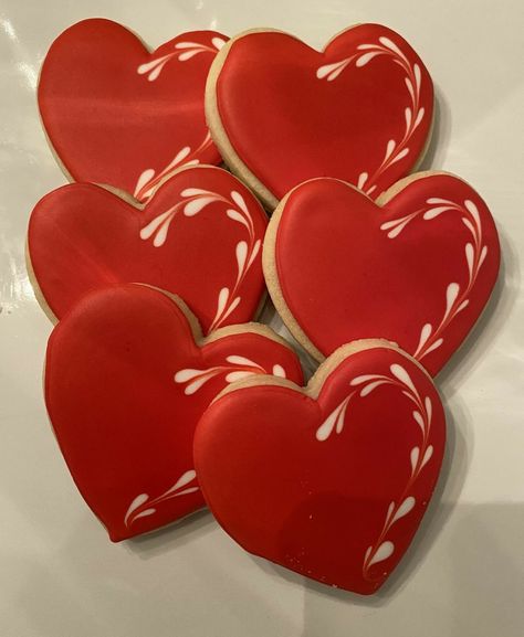 Iced Heart Cookies, Heart Shape Cookies Decorated, Sugar Cookie Heart Designs, Red Cookies Decorated, Valentine Heart Sugar Cookies, Easy Valentine Cookies Royal Icing, Valentines Day Sugar Cookies Royal Icing, Valentines Heart Cookies, Christmas Heart Cookies