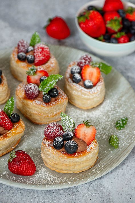 Chocolate Cream Volovanes with Berries: Volovanes are fun little puff pastry vessels that can be filled with just about any sweet or savory filling. Because we want to end our year on a sweet note, I decided to fill them with chocolate cream. #imperialsugar #ad @imperialsugar Puff Pastry Mini Tarts, Birthday Pastry, Fancy Sweets, Pastry Plating, Fruit Puff Pastry, Cakes And Pastries, Dessert Fancy, Mini Pastry Desserts, Mini Pastry