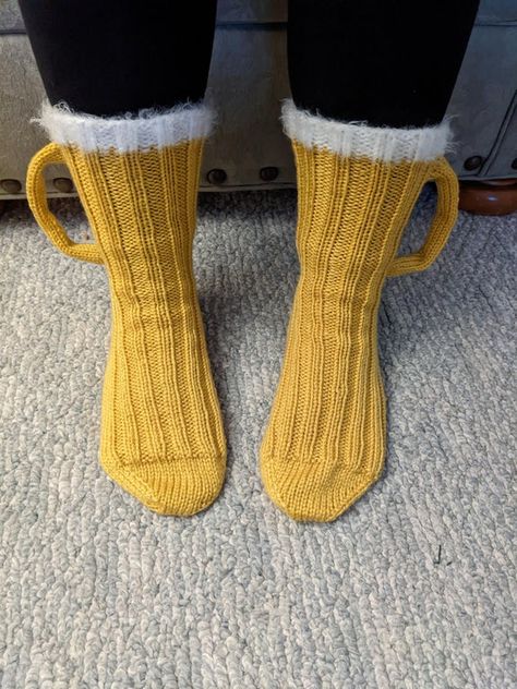 This one's for the beer lovers : knitting Crochet Beer, Leg Warmers Pattern, Beer Socks, Knitting Help, We're Open, Sock Knitting Patterns, The Beer, Beer Lovers, Beer Mug