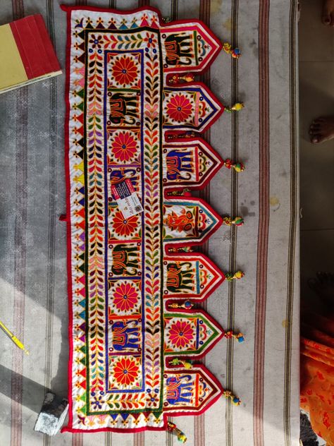 Sadu Bharat Toran Design, Sadu Bharat Toran, Hathi Goti Design Hand Work, Navaratri Outfits, Sadu Work, Sadu Bharat, Bavariya Work, Gamthi Work, Toran Design