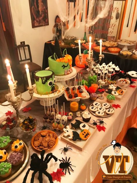 Candy Table Halloween Party, Halloween Treat Table Ideas, Halloween Birthday Dessert Table, Halloween Party Candy Table Ideas, Halloween Snack Table Ideas, Rich Halloween Party Aesthetic, Halloween Dessert Table Ideas, Halloween Snack Table, Halloween Food Table