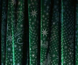 Romeo I Julia, Bachelor Pad Decor, Stile Harry Potter, 2k Wallpaper, Slytherin Pride, Dark Green Aesthetic, Slytherin House, Hogwarts Aesthetic, Slytherin Aesthetic