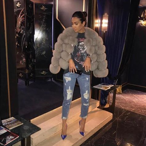 cd0dce8fca267bf1fb86cf43e18d5598desc49366736ri Short Fur Coat, Fur Coat Outfit, Classy Clothing, Coat Outfit, Jeans Outfits, Outfit Jeans, Coat Outfits, Winter Clothing, Fur Fashion