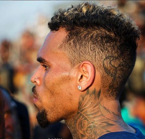 Cheekbone🔥 Chris Brown Style, Chris Brown And Royalty, Chris Brown Pictures, Chris B, Breezy Chris Brown, Light Skin Men, Jon Bernthal, Mohawk Hairstyles, Black Men Street Fashion