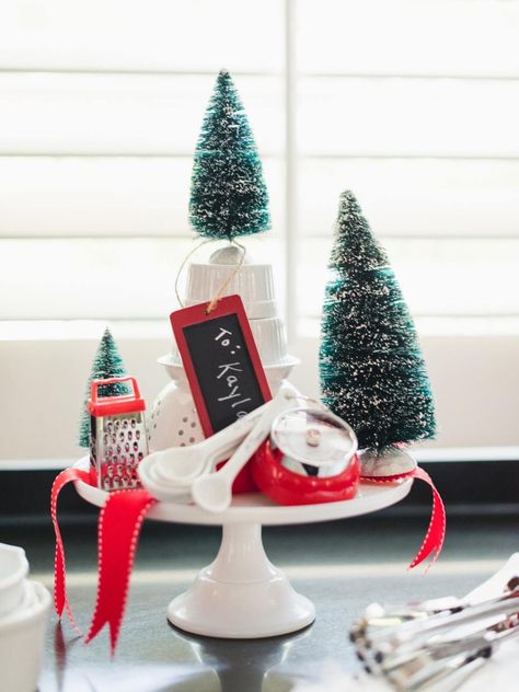 Minimalist+Kitchenware+Display+That+Doubles+As+A+Gift Christmas Cake Stand, Cake Stand Decor, Tinsel Christmas Tree, Orange Christmas, New Homeowner Gift, Holiday Tablescapes, Dessert Stand, Cake Stands, Handmade Holiday