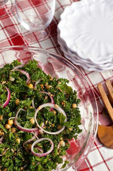 Marinated Kale Salad with garbanzo beans and sunflower seeds Salad With Garbanzo Beans, Marinated Kale Salad, Hawaiian Chicken Salad, Marinated Kale, Mediterranean Salad Recipe, Fresh Summer Salad, Eating Better, Greek Salad Recipes, Superfood Salad