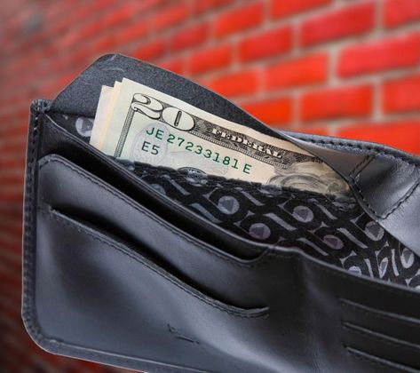 This Wallet Has A Secret Compartment For Storing Secret Cash Ridiculous Gifts, Unusual Gadgets, Stuff To Buy, Hidden Compartments, Rugged Men, Unique Gadgets, Slim Leather Wallet, Secret Compartment, Unique Gifts For Men