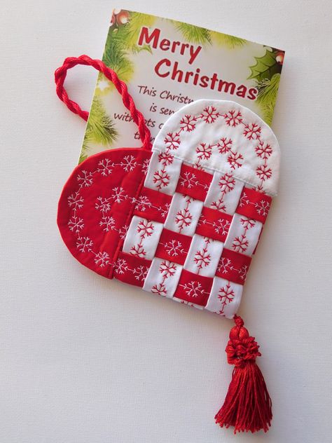 Fabric Swedish heart tutorial Scandinavian Heart, Christmas Sewing Projects, Quilted Ornaments, Beginner Sewing Projects Easy, Fabric Ornaments, Fabric Christmas Ornaments, Christmas Sewing, Sewing Projects For Beginners, Scandinavian Christmas