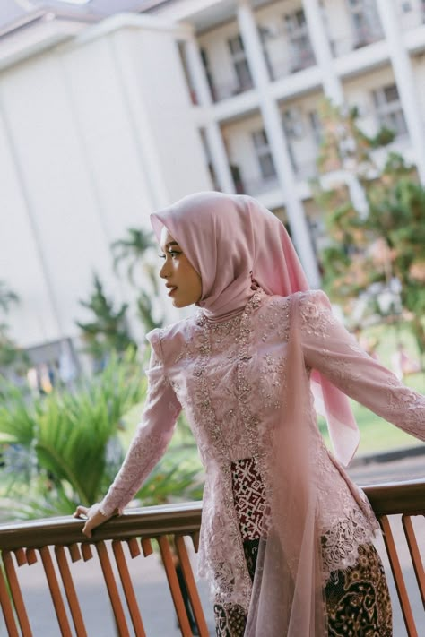 foto wisuda mengenakan kebaya Kebaya Wisuda Simple Hijab, Kebaya Muslim Wisuda, Kebaya Engagement Hijab, Graduation Kebaya Hijab, Kebaya Wisuda Simple, Kebaya Wisuda Graduation, Kebaya Wisuda Hijab Graduation, Dress Wisuda, Model Kebaya Wisuda