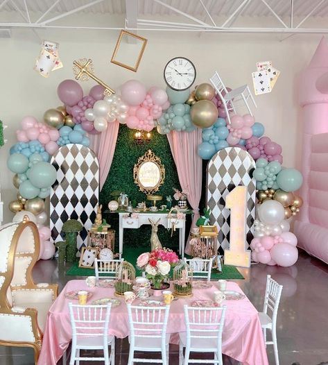 How to Plan a Magical Alice in Wonderland Birthday Party! - Birthday Party Ideas for Kids Alice In Wonderland Baby Shower Ideas, Mille Cake, Alice In Wonderland Food, British Tea Party, Alice In Wonderland 1, Alice In Wonderland Invitations, Alice In Wonderland Birthday Party, Wonderland Invitation, Wonderland Birthday Party