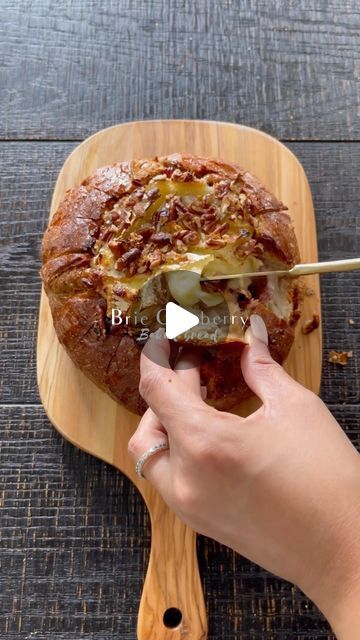 Bread Wreath, Brie Cranberry, Cranberry Baking, Raspberry Preserves, Food Appetizers, Cheesy Bread, Brie Cheese, Baked Bread, Cheesy Recipes