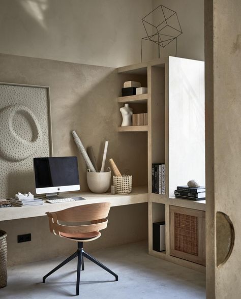 Home office styling: 5x de mooiste thuiswerkplekken | vtwonen Japandi Workspace, Japandi Home Office, Office Design Concepts, Japandi Home Decor, Office Design Trends, Modern Home Offices, Japandi Home, Office Design Inspiration, Small Home Offices