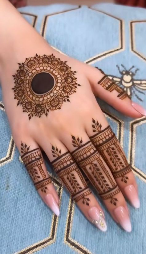 Simple Unique Mehndi Design, Mandala Mehendi Designs For Hands, Simple And Elegant Henna Designs, Mehendi Designs Fingers Modern, Mehandi Designs For Fingers Unique, Simple Elegant Mehendi Designs, Aesthetic Fingers Mehndi Designs Unique, Mehendi Designs For Back Hands Unique, Aesthetic Back Hand Mehndi Designs